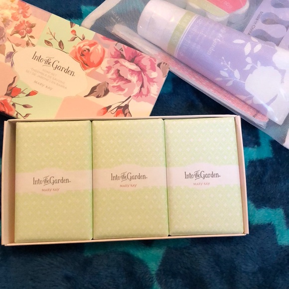 Mary Kay bundle - Picture 2 of 3